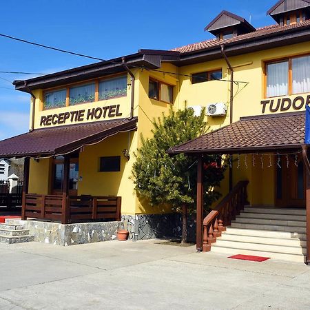 Hotel Tudor Плоешти Экстерьер фото